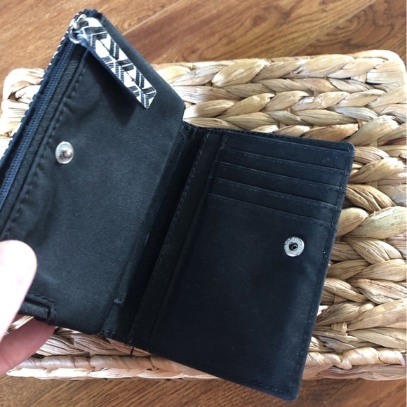Black and White Geometric print bi-fold snap wallet - Picture 3 of 5